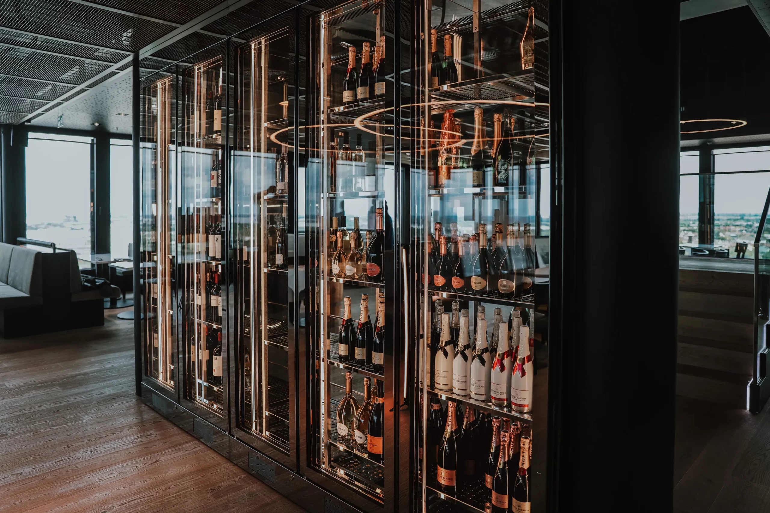 Weinschrank mit exklusiver Weinauswahl von A bis Z im The Grill Upper River in Bremen Überseestadt