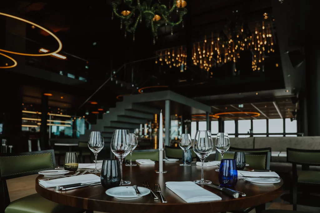 Elegantes Restaurant-Ambiente im The Grill Upper River in Bremen Überseestadt