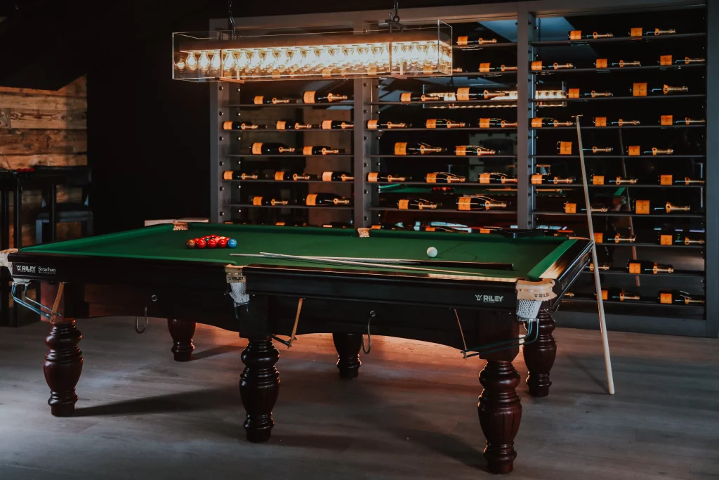 Billiardtisch und Champagnerwand im Barbereich des The Grill Upper River in Bremen Überseestadt