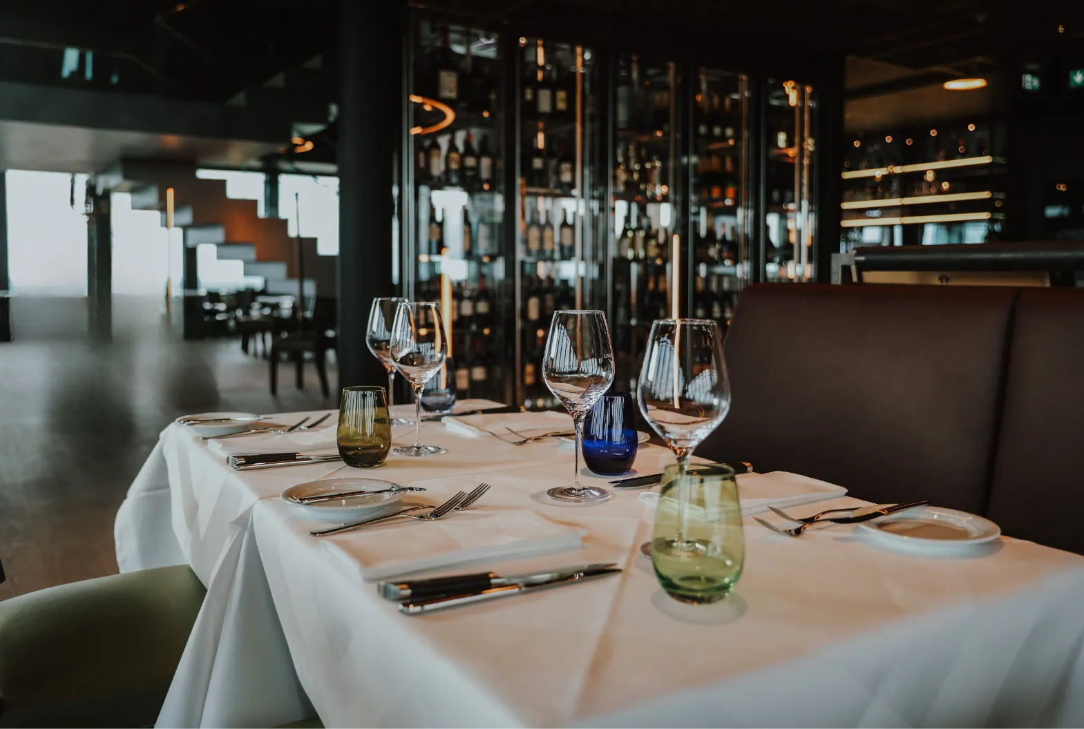Elegant gedeckter Tisch und Weinschrank im The Grill Upper River in Bremen Überseestadt