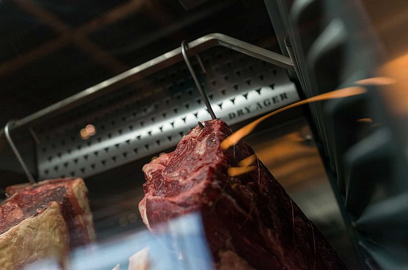 Nebraska Dry Aged Beef im Reifeschrank im The Grill Upper River in Bremen Überseestadt
